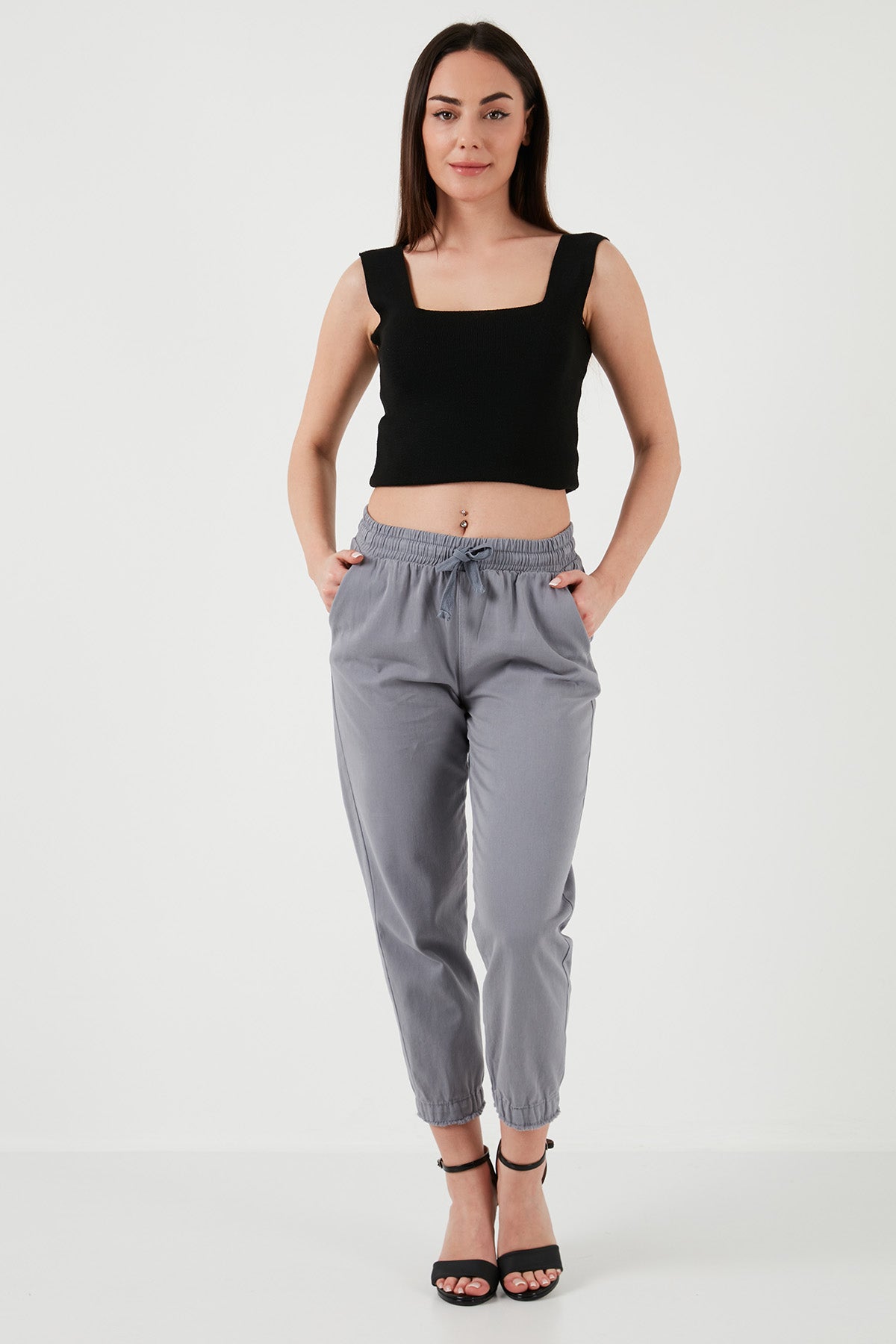 Lela Pamuklu Normal Bel Regular Fit Düz Paça Bayan Pantolon 668YP42282S4 GRİ