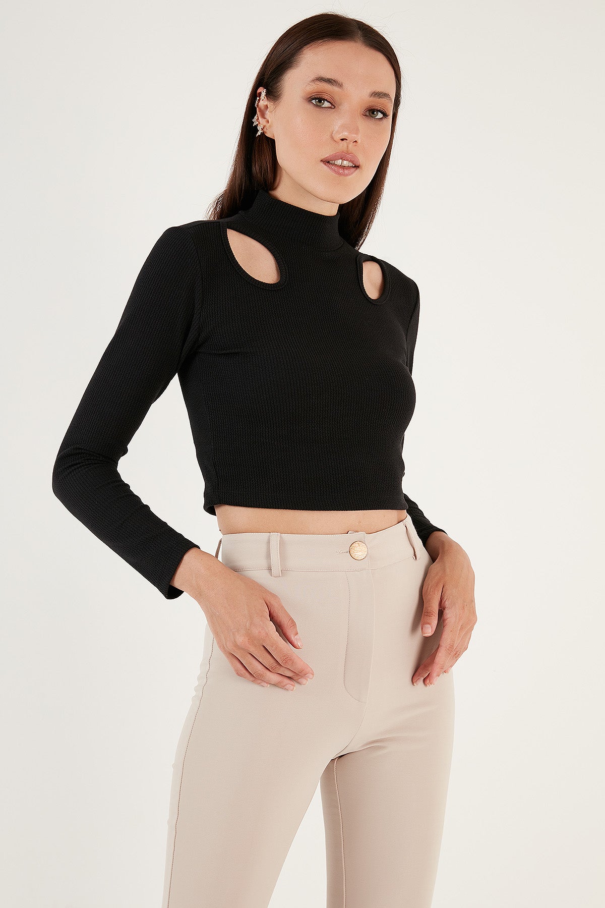 Lela Esnek Slim Fit Cut Out Pencereli Dik Yaka Crop Bayan Bluz 5865348 SİYAH