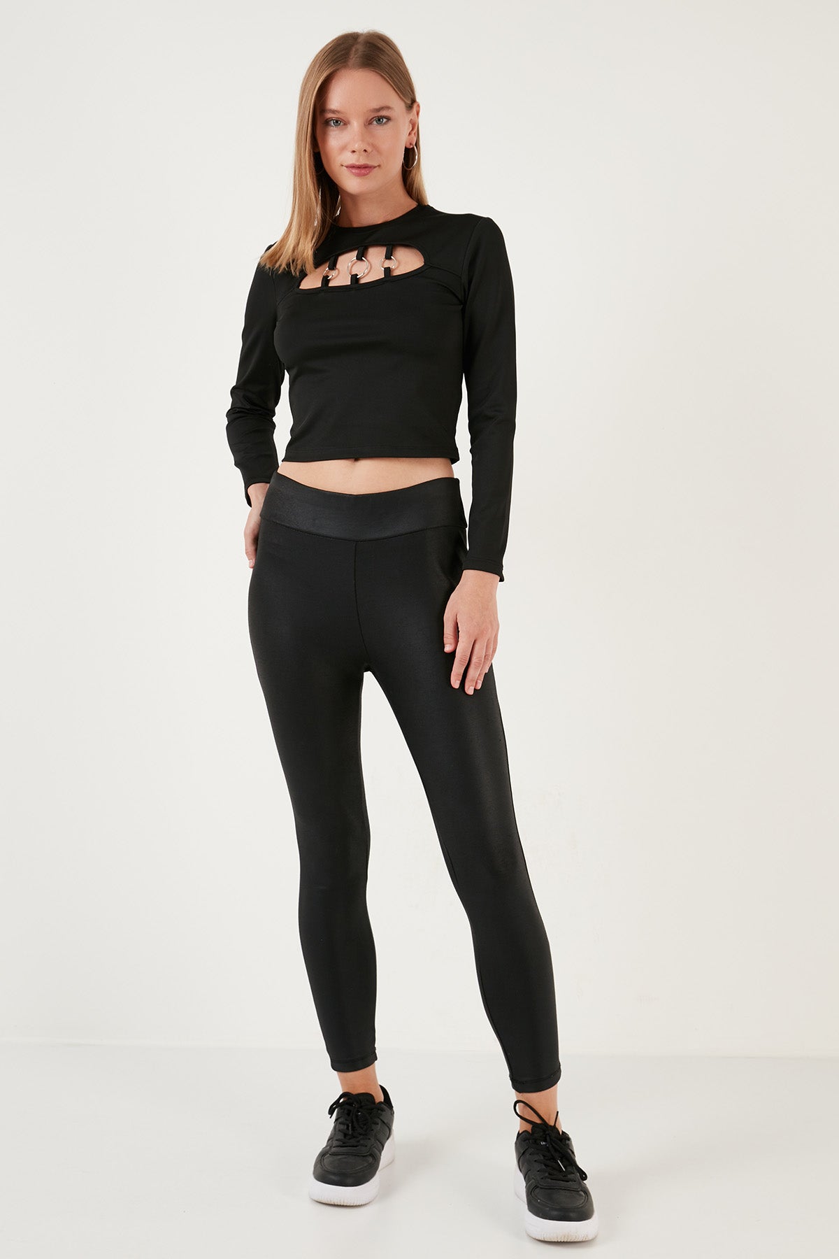 Lela Slim Fit Bisiklet Yaka Önü Pencereli Crop Bayan Bluz 5865399 SİYAH