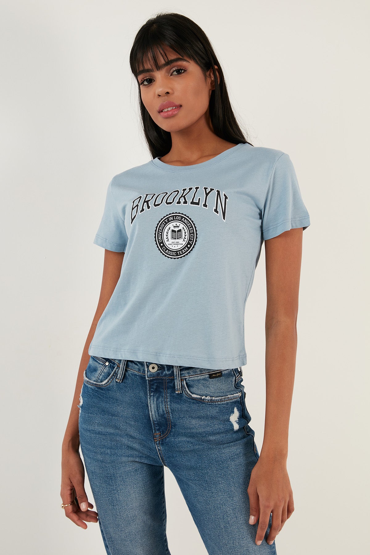 Lela Brooklyn Baskılı Bisiklet Yaka Dar Kesim Bayan T Shirt 5864581 BEBE MAVİ